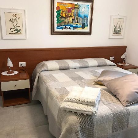 Casa Mary Due - Trilocale Con Giardino Privato A Due Passi Dal Lago Sirmione Exterior foto