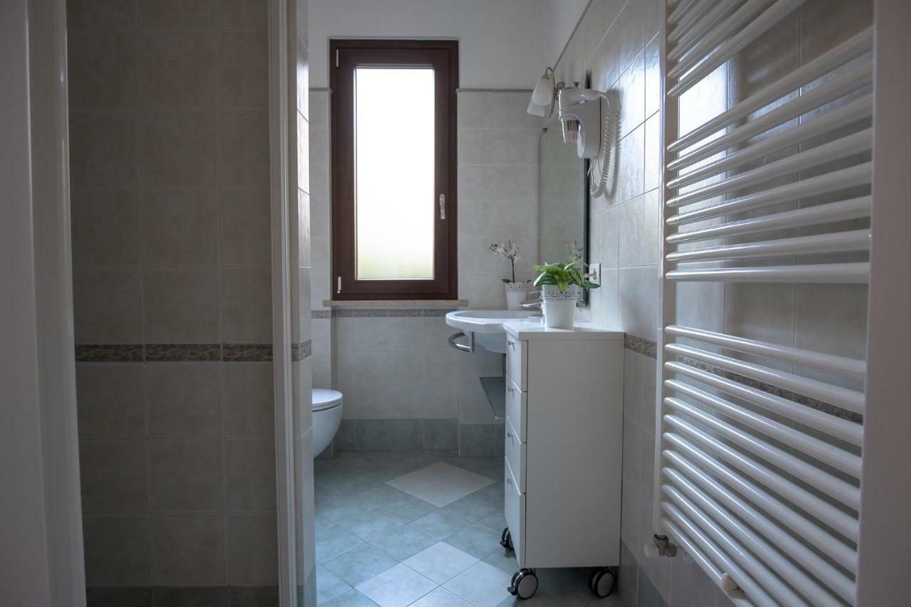 Casa Mary Due - Trilocale Con Giardino Privato A Due Passi Dal Lago Sirmione Exterior foto