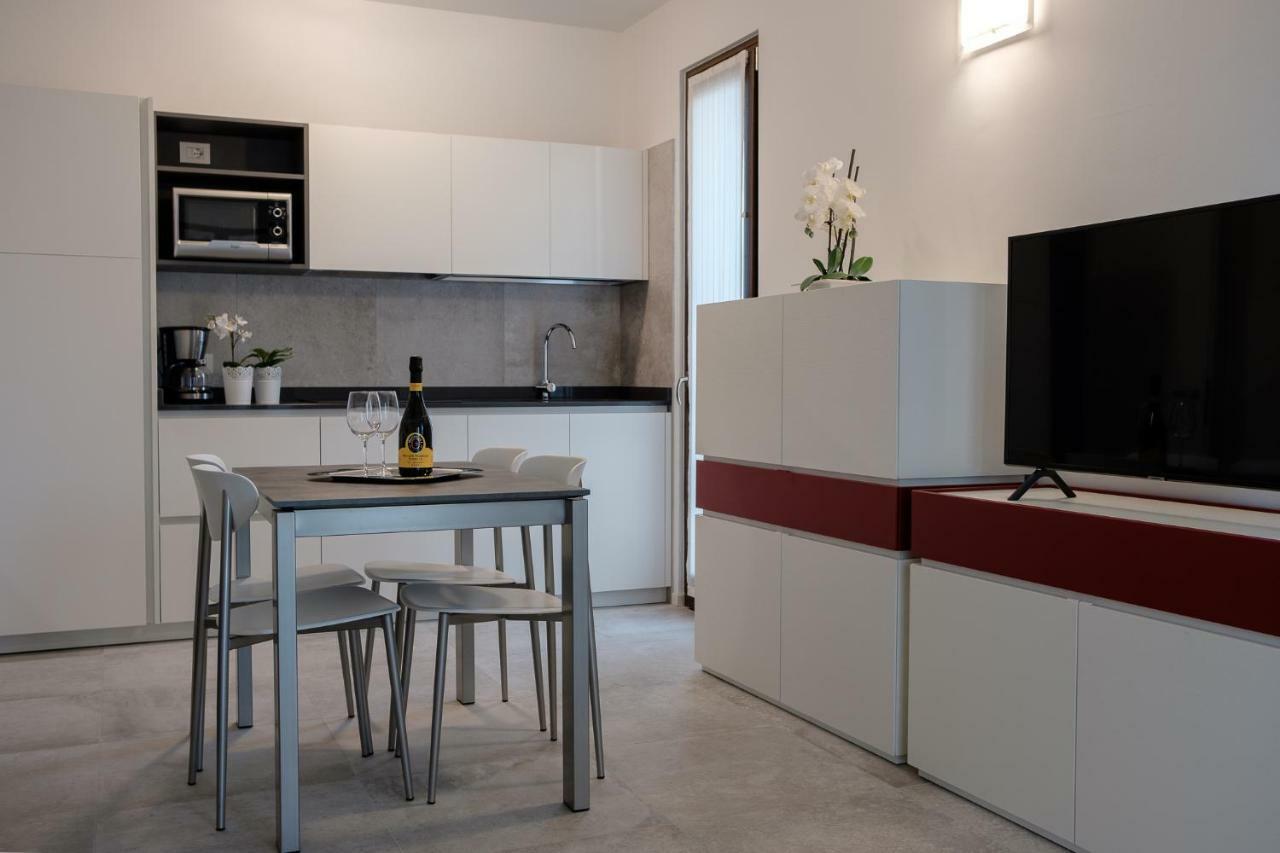 Casa Mary Due - Trilocale Con Giardino Privato A Due Passi Dal Lago Sirmione Exterior foto